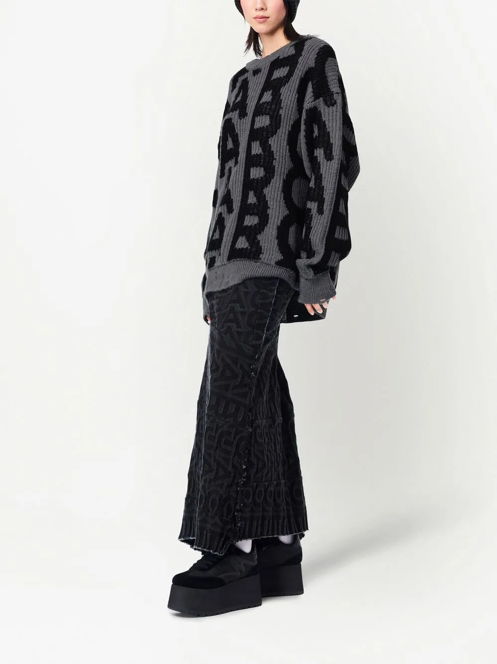 Maglione effetto vissuto con monogramma in nero e grigio - donna