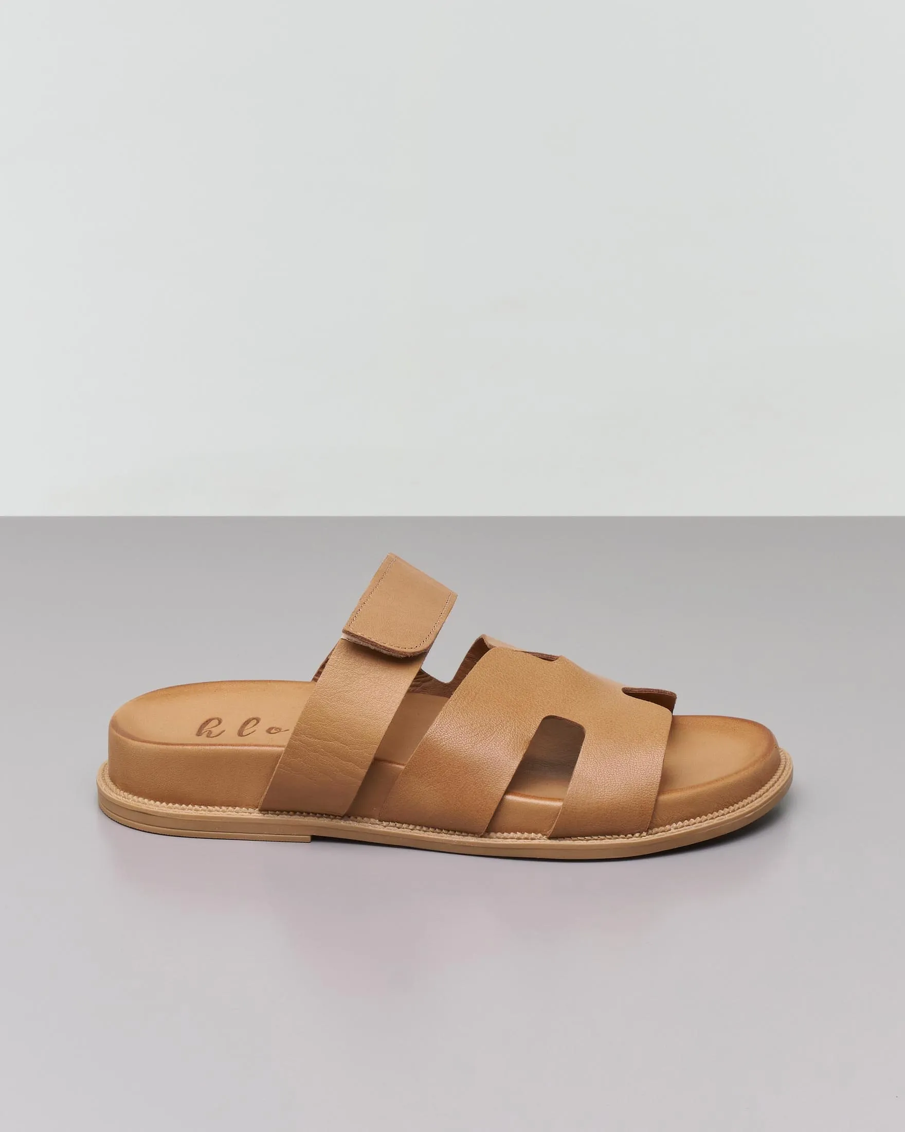 Sandali bassi color cuoio in pelle con doppia fibbia e chiusura a strappo